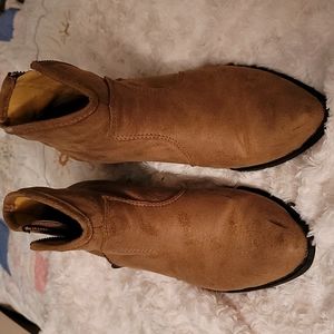 Coconuts size 8 brown booties